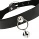 Foto 3: Noir Ring Whisper Bell � Gargantilha em couro vegano com argola e pendente